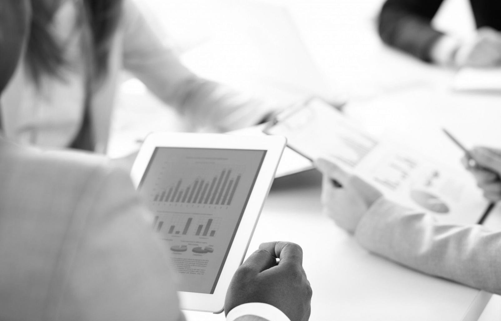 Équipe travaillant sur des projections budgétaires avec méthodologie agile